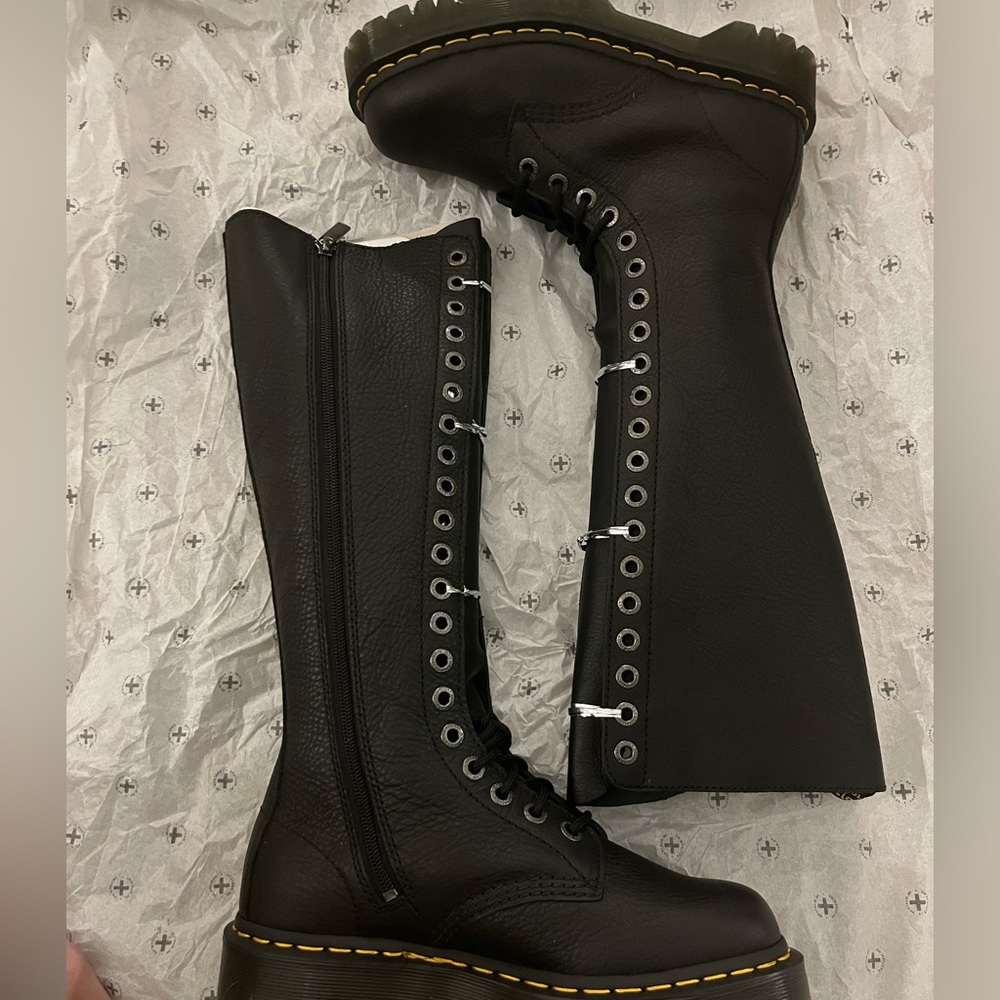 NWT Dr. Martens 1B60 Virginia Leather Knee High Boots - 8 - Picture 9 of 10